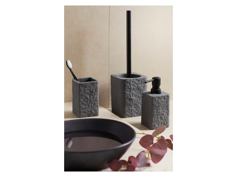 Grijze stenen badkamerset met zeepdispenser, borstelhouder en tandenborstelhouder.
