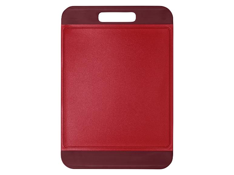 Rode snijplank met uitgesneden handvat en donkerbruine randen.