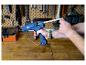 Man gebruikt een blauw LIVARNO® EG320 lijmpistool met een lijmstick in een werkplaats.