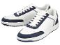 Witte en blauwe sneakers met witte veters