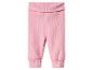 Roze geribbelde babybroek met boorden aan de taille en pijpen.