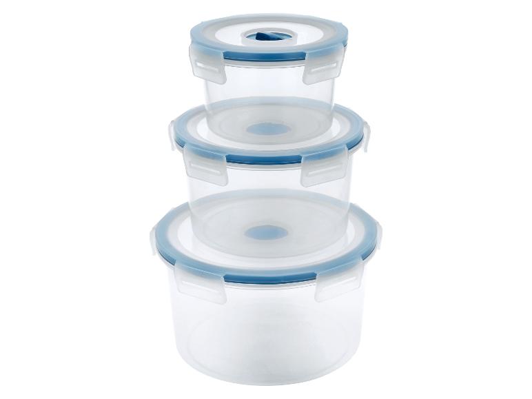 Set van drie ronde, transparante voedselcontainers met blauwe deksels en clips, op elkaar gestapeld.