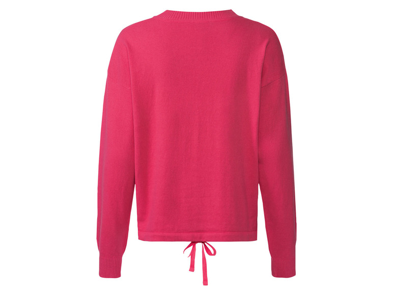 Een roze gebreide trui met een strikdetail op de rug.