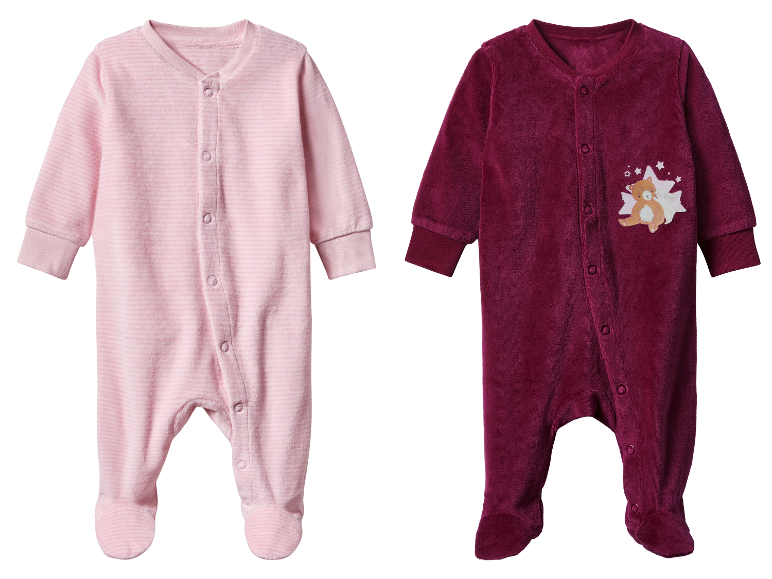 Twee schattige baby slaappakjes; één roze gestreept, één bordeauxrood met een beerontwerp.