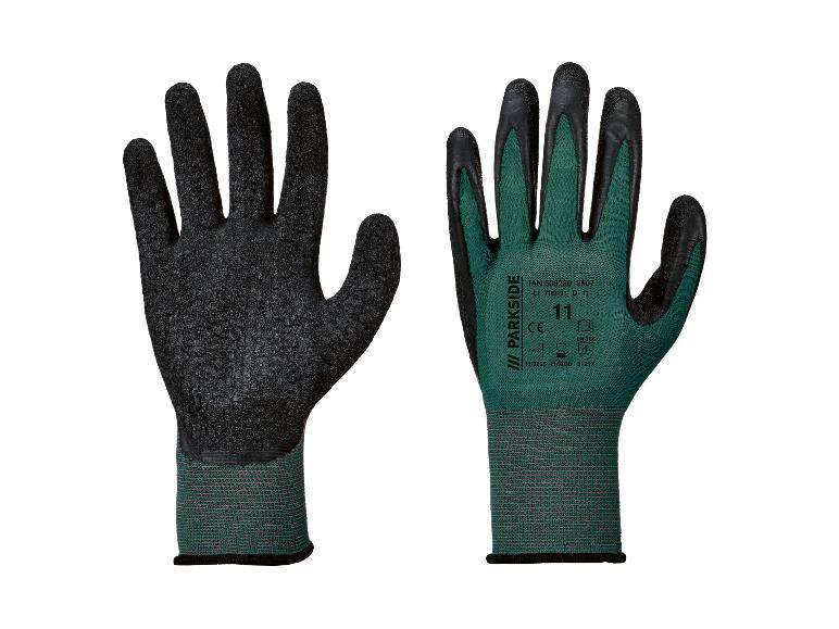 Een paar groene en zwarte werkhandschoenen met een getextureerde grip en een etiket met maat en certificering.