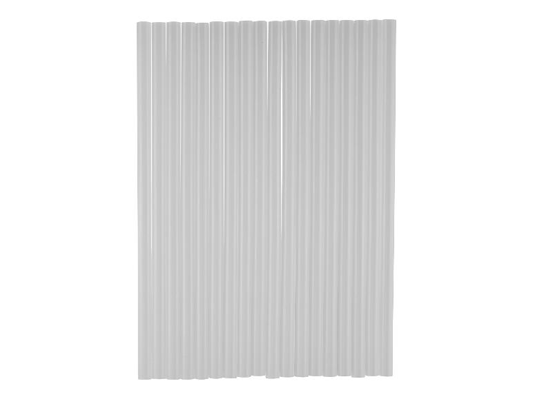 Witte smeltlijmsticks op een witte achtergrond.