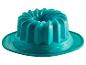 Een turquoise siliconen bakvorm voor een tulbandcake.