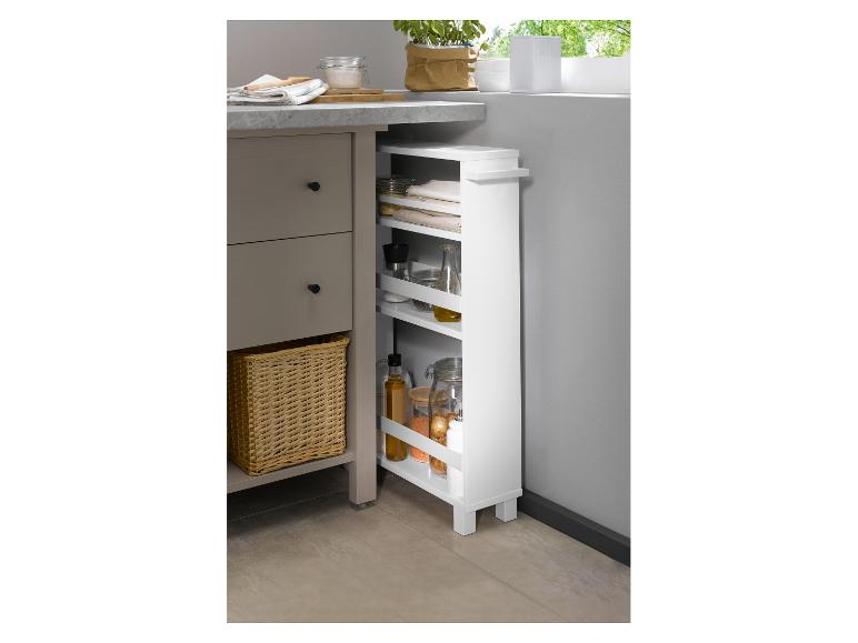 Een smal wit keukenkastje met planken voor kruiden en olie.