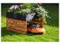 Robotmaaier en houten plantenbak met bloemen.
