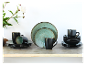Turquoise en zwarte servies: borden, mokken en kommen.