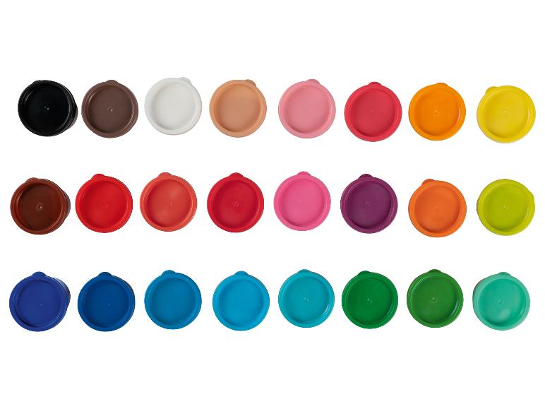Kleurrijke plastic deksels gerangschikt in horizontale rijen op een witte achtergrond.