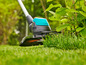 Een grasmaaier in gebruik op een gazon.