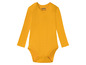Een gele Lupilu baby romper met lange mouwen.