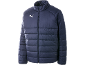 Donkerblauwe gewatteerde pufferjas met opstaande kraag en een klein wit logo op de borst.