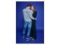 Man en vrouw op blauwe achtergrond, man in grijze trui met 'STRENESSE BLUE' op de rug.