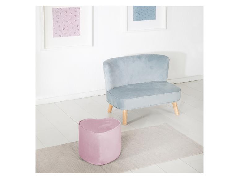 Lichtblauwe fauteuil en roze hartvormige poef op een beige vloerkleed.