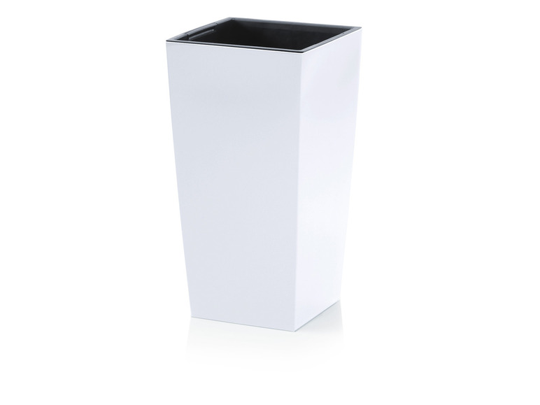 Een witte bloempot met een zwarte binnenkant.