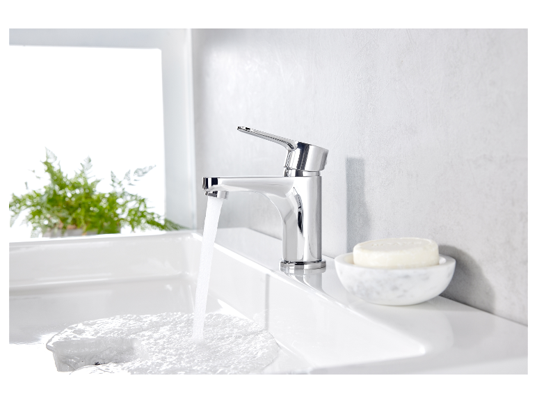 Moderne en elegante badkamerkraan met zeep in een wit wastafel.