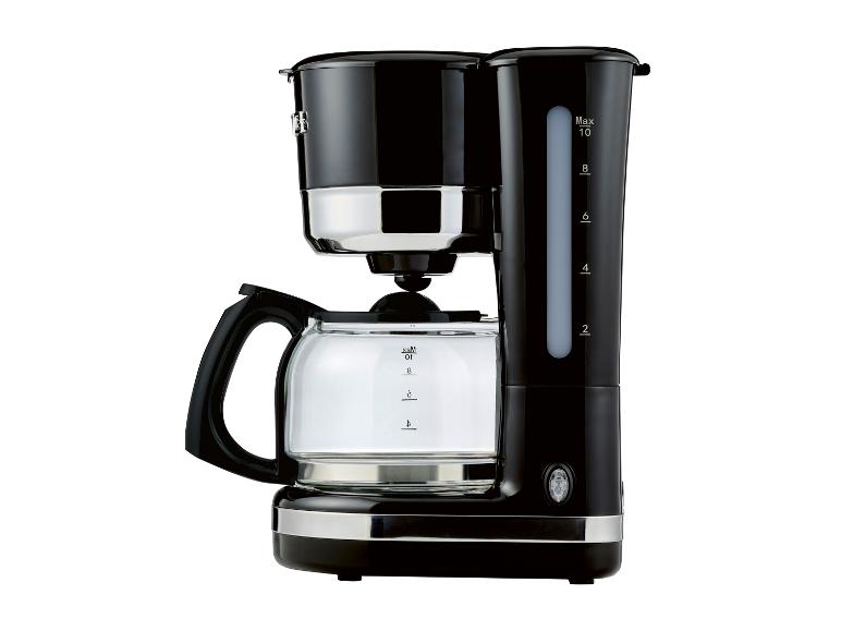 Zwart koffiezetapparaat met kan en maatverdeling, op een witte achtergrond.