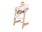 Een lachende baby zit in een houten en witte kinderstoel met een dienblad.