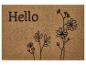 Bruine deurmat met 'Hello' tekst en gestileerde bloemen.