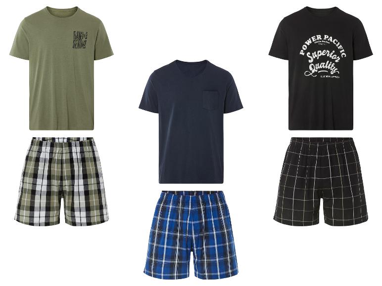 T-shirts met korte mouwen, waaronder een met een Power Pacific-logo, en geblokte pyjamabroeken.