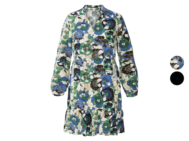 Een lange, crèmekleurige jurk met blauwe en groene bloemen.