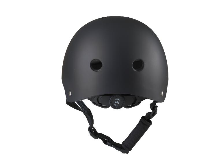 Zwarte matte fietshelm met verstelbare riem en ventilatieopeningen.