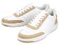 Witte sneakers met beige suède details en witte veters.