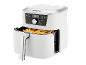 Witte heteluchtfriteuse met frietjes, toont 200 graden Celsius.