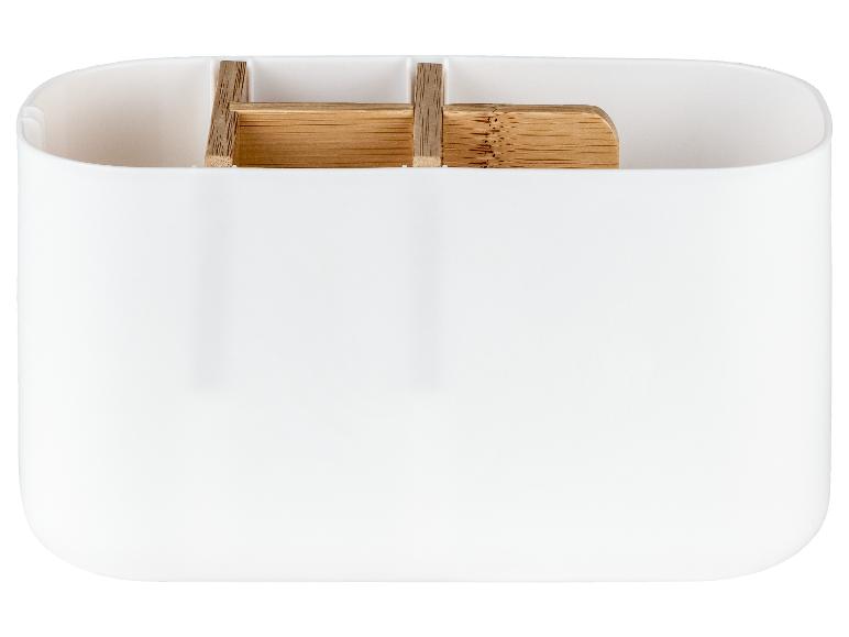 Een witte organizer met bamboe compartimenten.