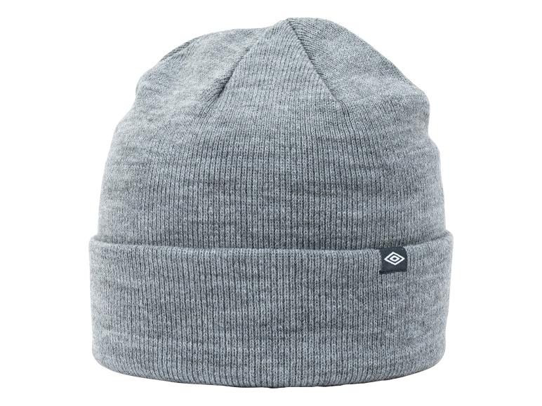 Een grijze beanie met een Umbro-logo.