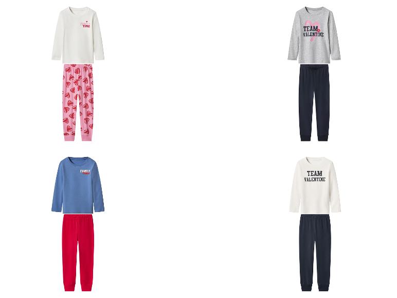 Vier sets kinderpyjama's, met diverse kleuren en prints zoals 'FAMILY TIME' en 'TEAM VALENTINE'.
