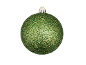 Glitterende groene kerstbal met glitters op zwarte achtergrond.