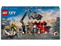 LEGO City Scrapyard set met kraan, auto's en minifiguren.