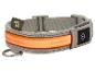 Grijze LED-halsband met oranje lichtstrip en metalen D-ring.
