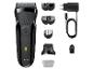 Braun scheerset met elektrisch scheerapparaat, kamopzetstukken, oplader en reinigingsborstel.