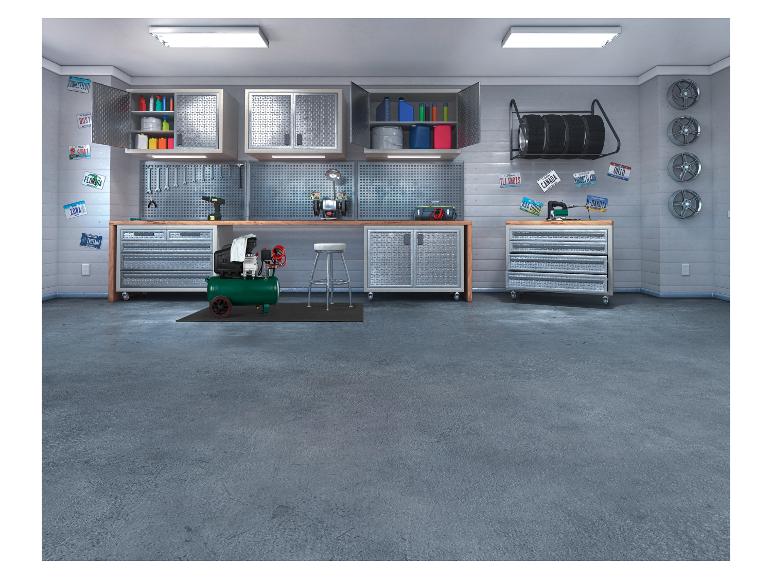 Een goed georganiseerde garage met kasten, gereedschap, banden en kentekenplaten.