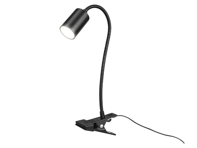 Zwarte bureaulamp met klem en flexibele arm, die helder licht uitstraalt.