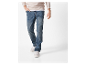 Man loopt in Levi's 502 Regular Tapered jeans en witte sneakers.