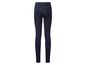 Een paar donkerblauwe skinny jeans.