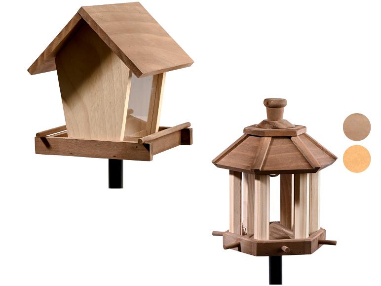 Twee houten vogelvoederhuisjes, één met een klassieke huisvorm en één met een achthoekig ontwerp.
