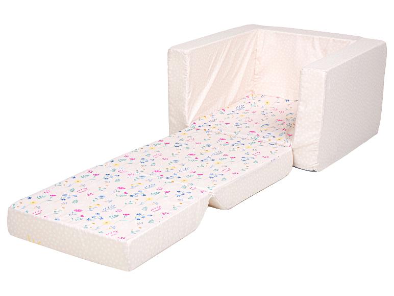 Roze kinderfauteuil met bloemenpatroon, uitklapbaar tot een bedje.