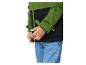 Kind draagt een groen-zwarte softshell jas met een blauwe spijkerbroek.