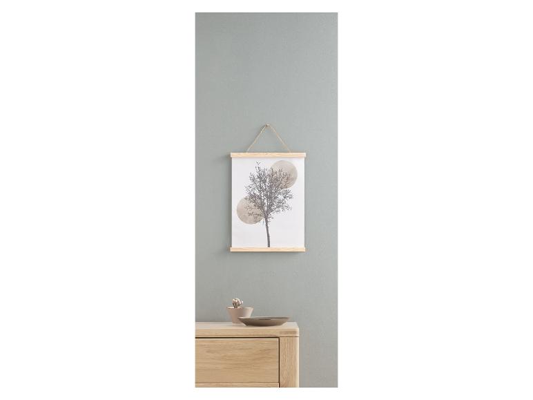 Een houten lijst met een print van een boom met cirkels.