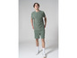 Man draagt een groene t-shirt en shorts met luipaardprint.