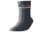 Drie paar sportsokken in grijs, blauw en donkerblauw met strepen.