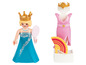 Een prinsespop met een blauwe jurk en een roze jurk op een standaard.