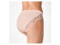 Huidkleurige damesonderbroek met kanten details, van achteren gezien.