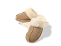 Beige suède pantoffels met crèmekleurig imitatiebont op een witte standaard.